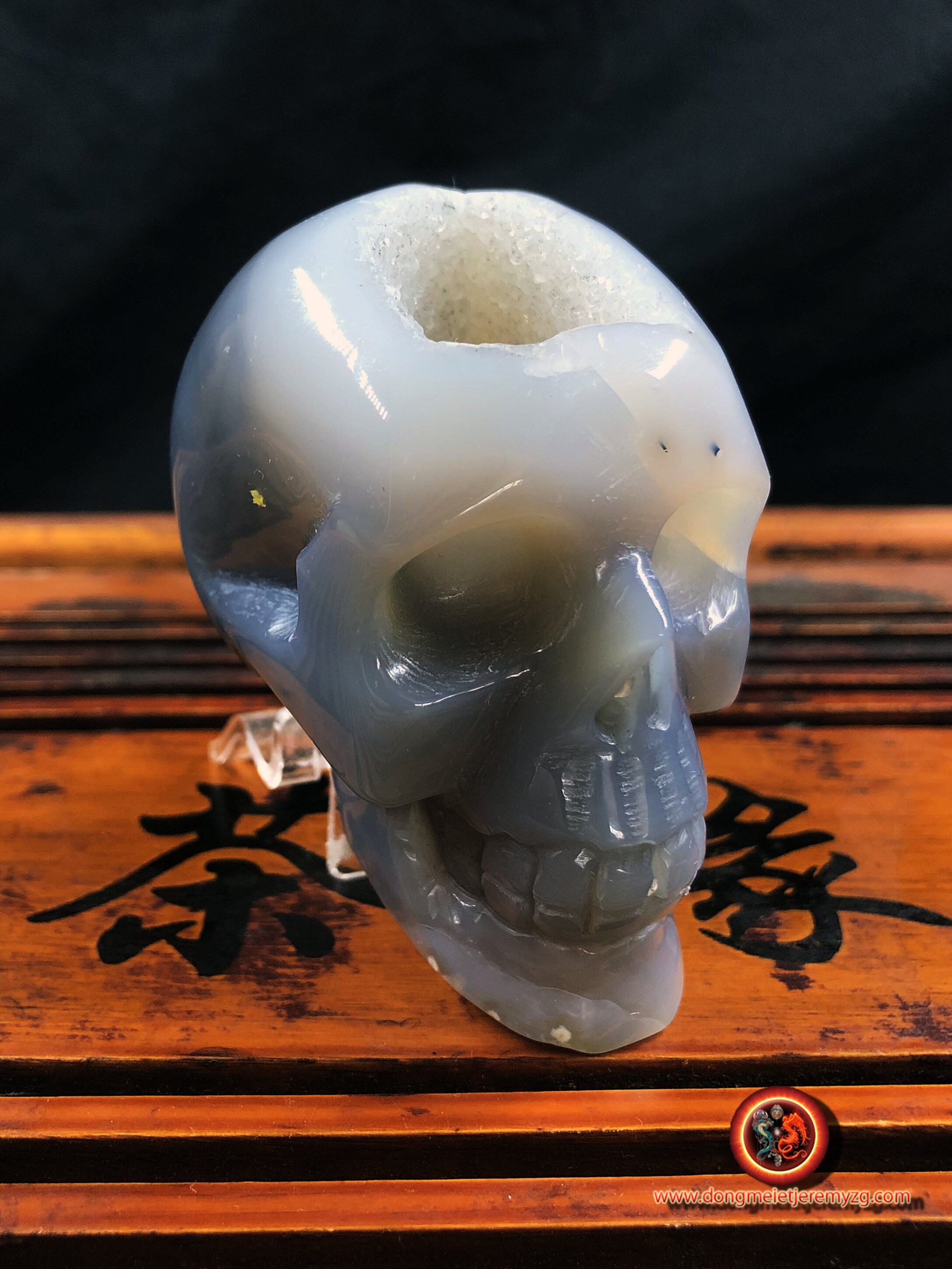 Crâne de Cristal. Crane Sculpté à La Main. Geode Quartz sur Gangue d'agate et Cristal Roche . Piece