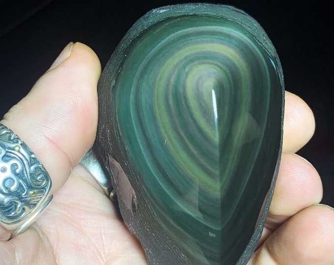 free form in obsidian eye celeste. Semi raw. 85/51/45 mm 0.222 kg. Natural obsidian from Mexico