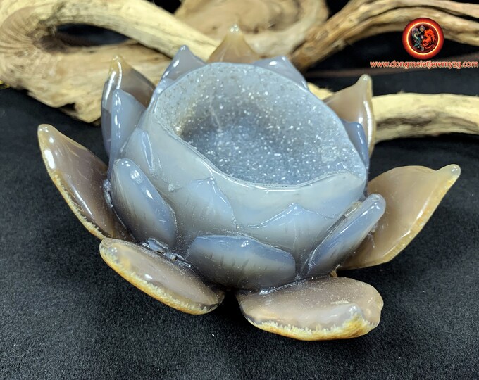Lotus flower. Lotus carved in a quartz geode on agate gangue. Entirely artisanal work. Unique piece. Geode of Brazil.
