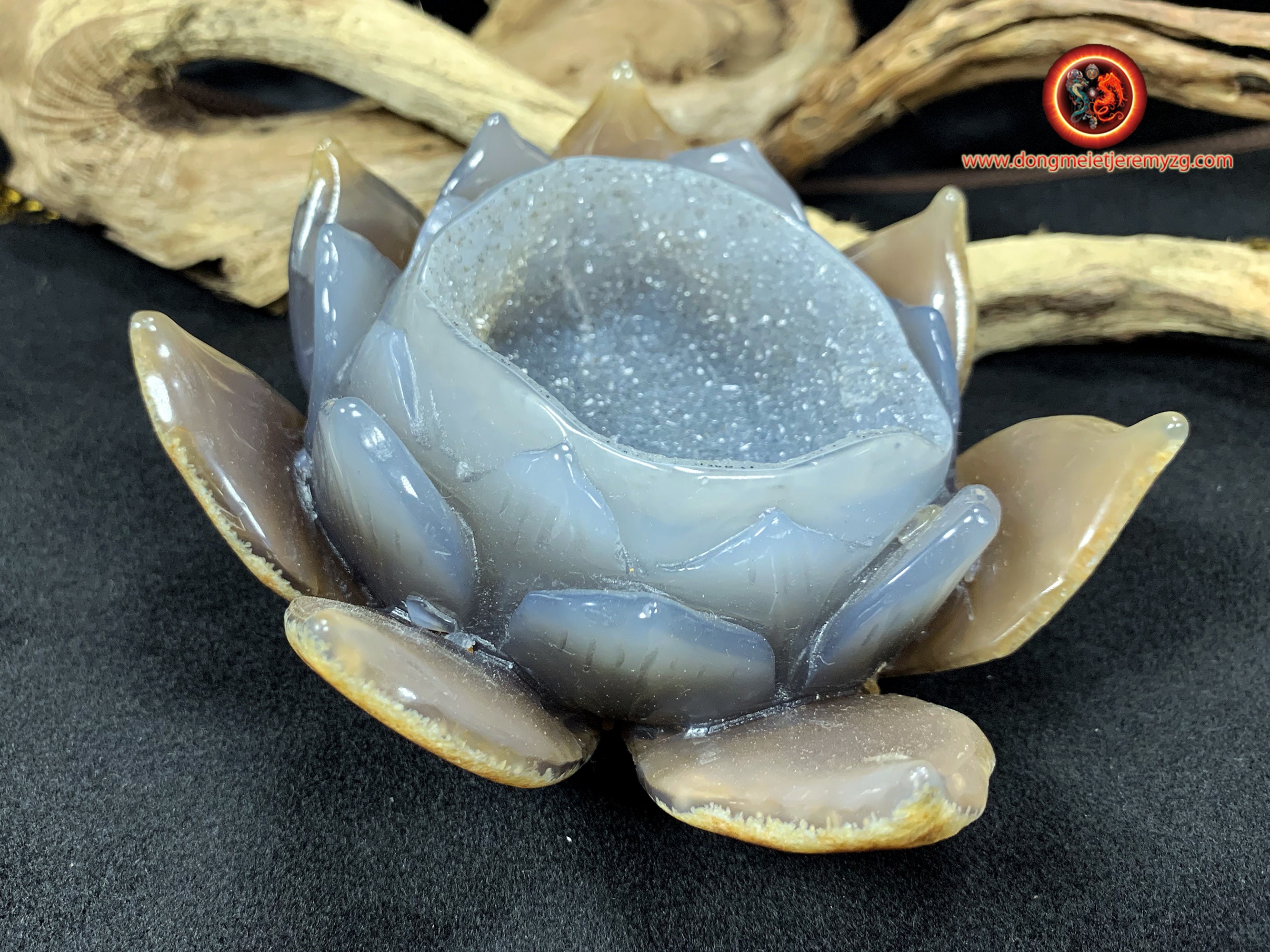 Fleur de Lotus. Lotus Sculpté Dans Une Géode Quartz sur Gangue d'agate. Travail Entièrement Artisana