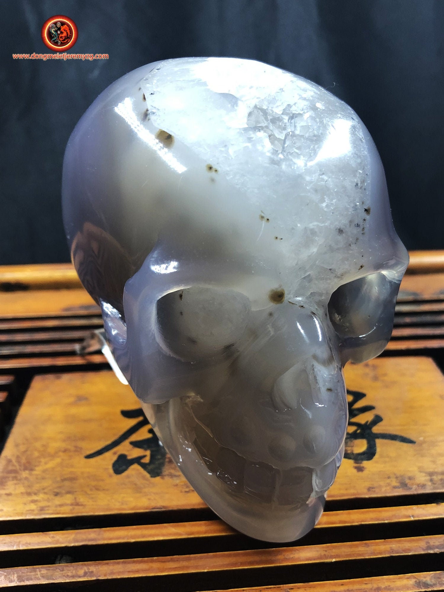 Grand Crâne de Cristal. Crane Sculpté à La Main. Geode Quartz sur Gangue d'agate et Cristal Roche .