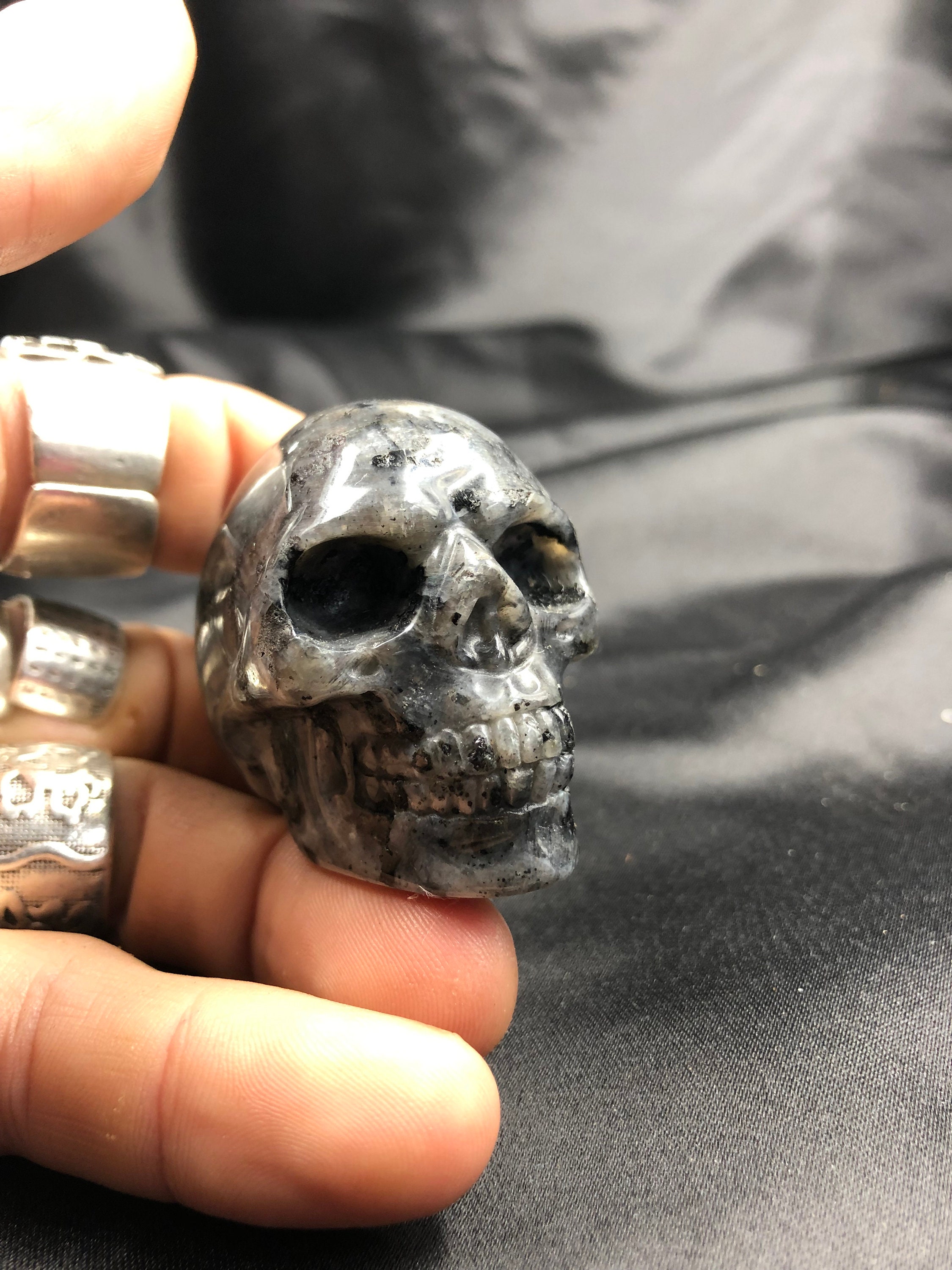 Crâne de Cristal. Crâne Sculpté A La Main Labradorite Grise . 5cm Longueur.