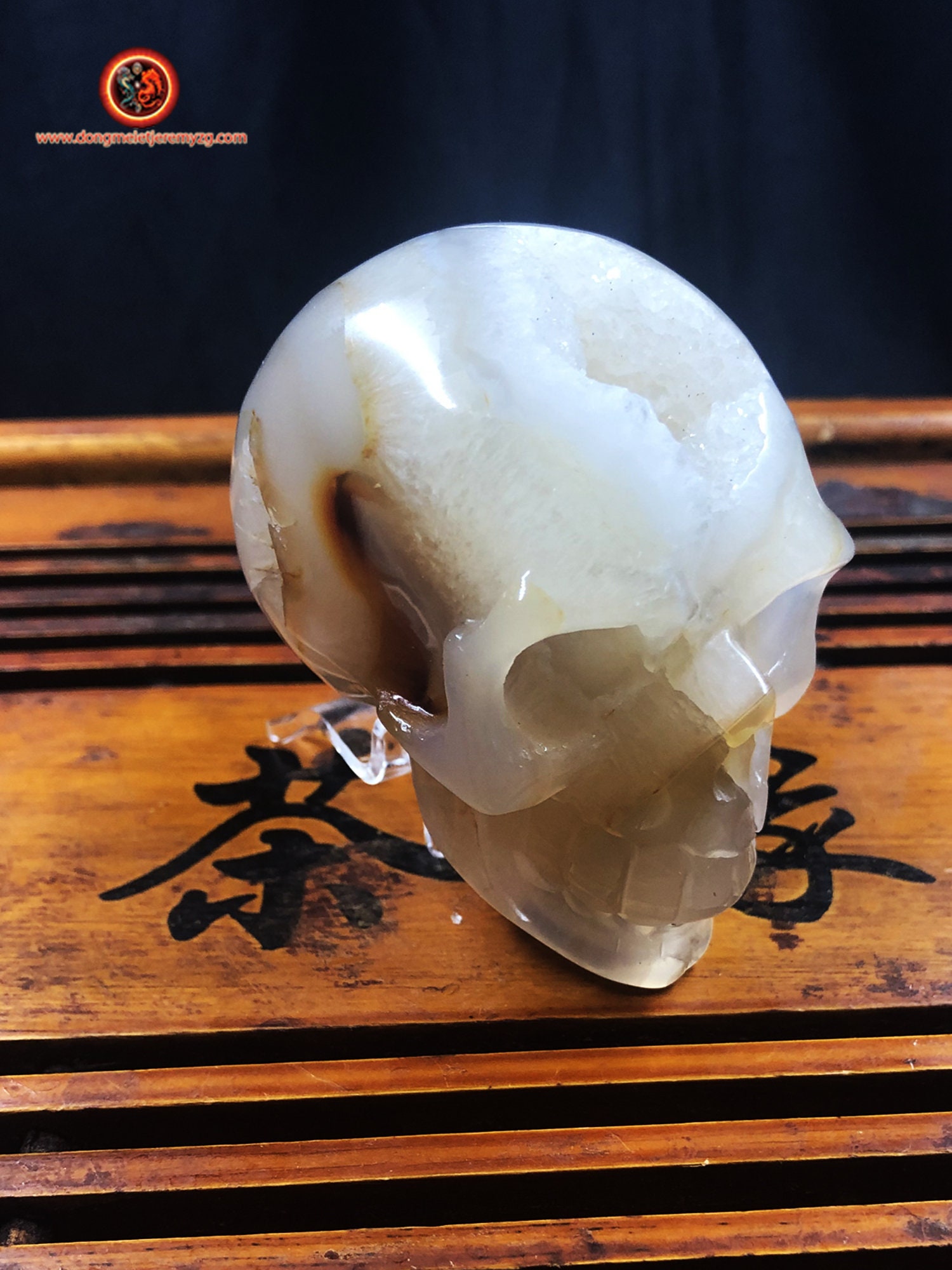 Crâne de Cristal. Crane Sculpté à La Main. Geode Quartz sur Gangue d'agate et Cristal Roche . Piece