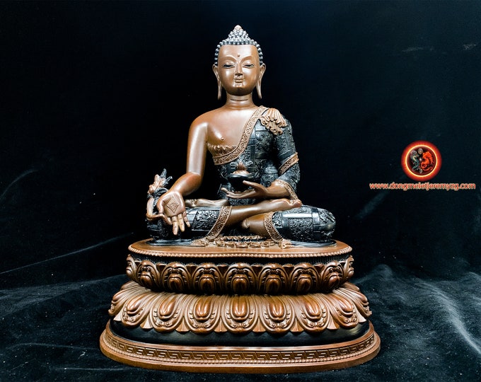 exceptional statue Buddhist statuette. Buddha medicine, Bhaishajyaguru. Bronze of high quality exceptional patina. Rare piece