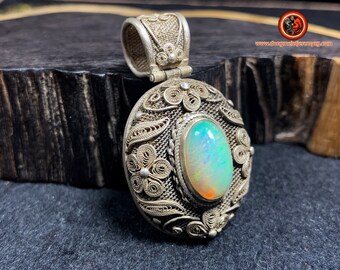 Silver pendant 925 watermark. Pekinian Traditional Jewelry Opal. Unique piece entirely handcrafted.