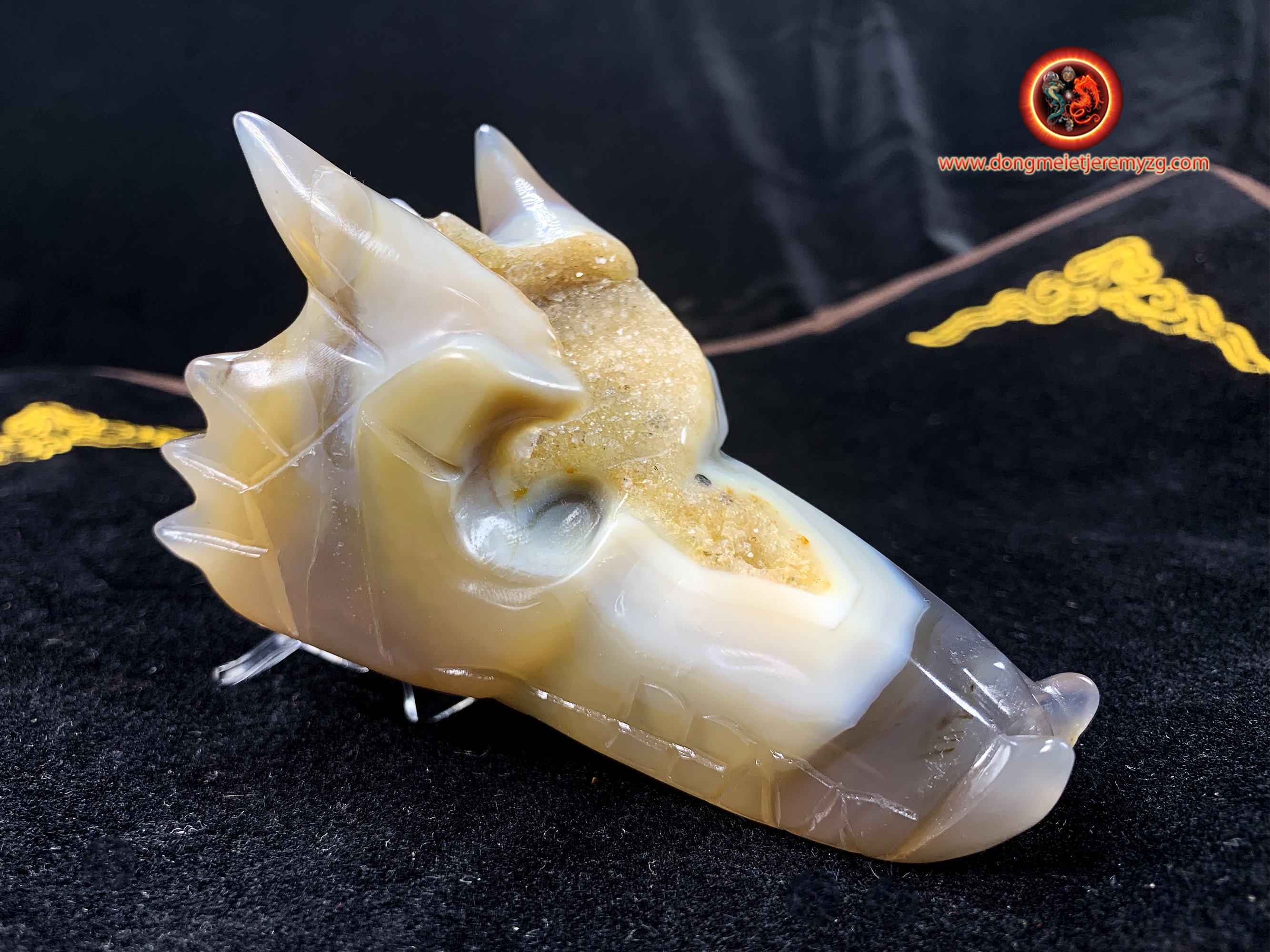 Crane de Dragon en Cristal. Dragon Sculpté A La Main Dans Une Geode Quartz sur Gangue Cristal Roche