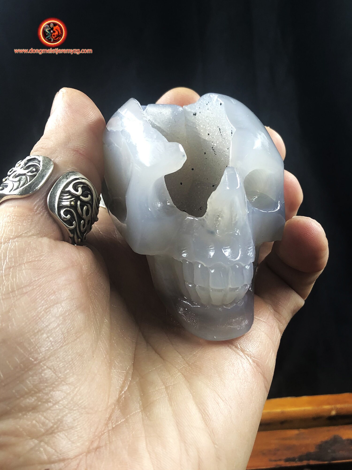 Crâne de Cristal. Crane Sculpté à La Main. Geode Quartz sur Gangue d'agate et Cristal Roche . Piece