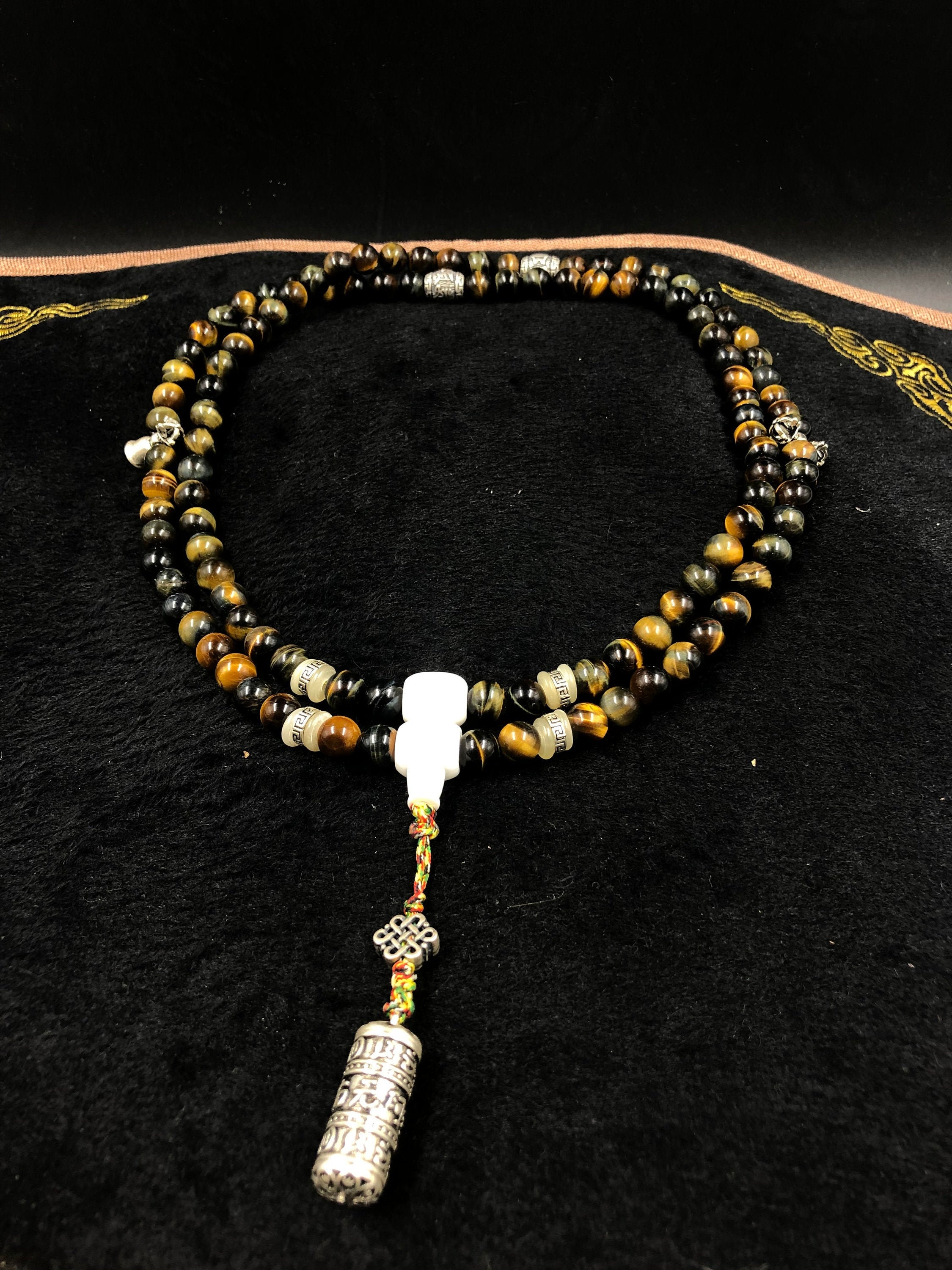 Mala, Chapelet Bouddhiste. 108 Perles d'oeil de Tigre, Nacre Bénitier, Argent 925, Noeud L'infini. B