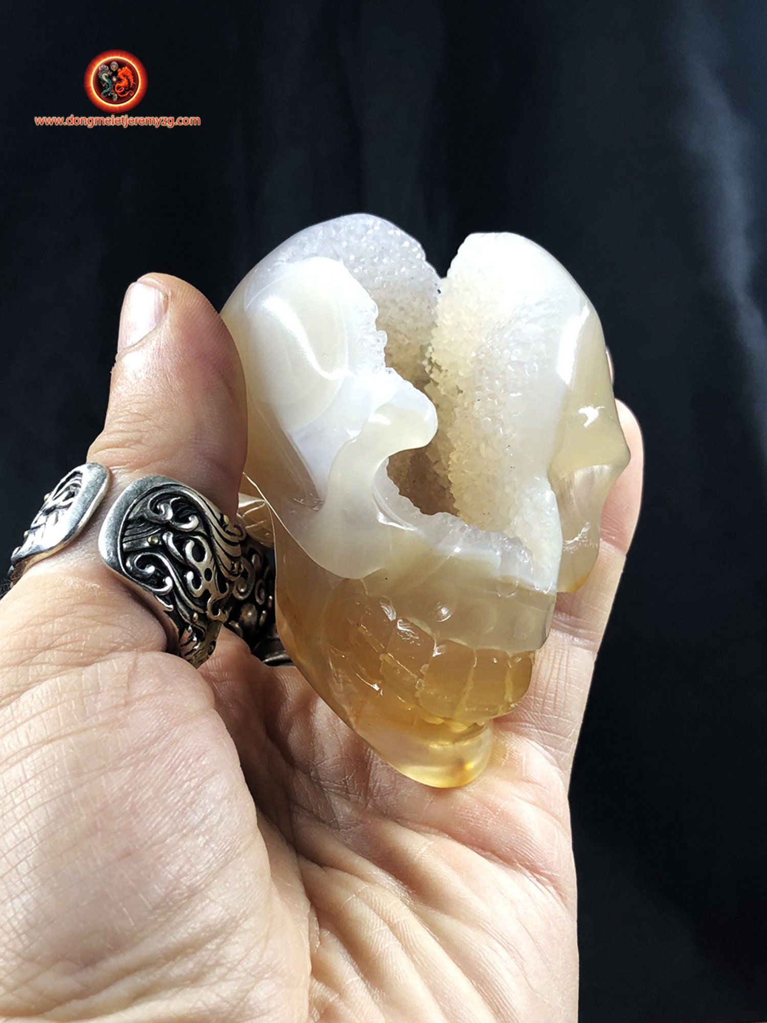 Crâne de Cristal. Crane Sculpté à La Main. Geode Quartz sur Gangue d'agate et Cristal Roche . Piece