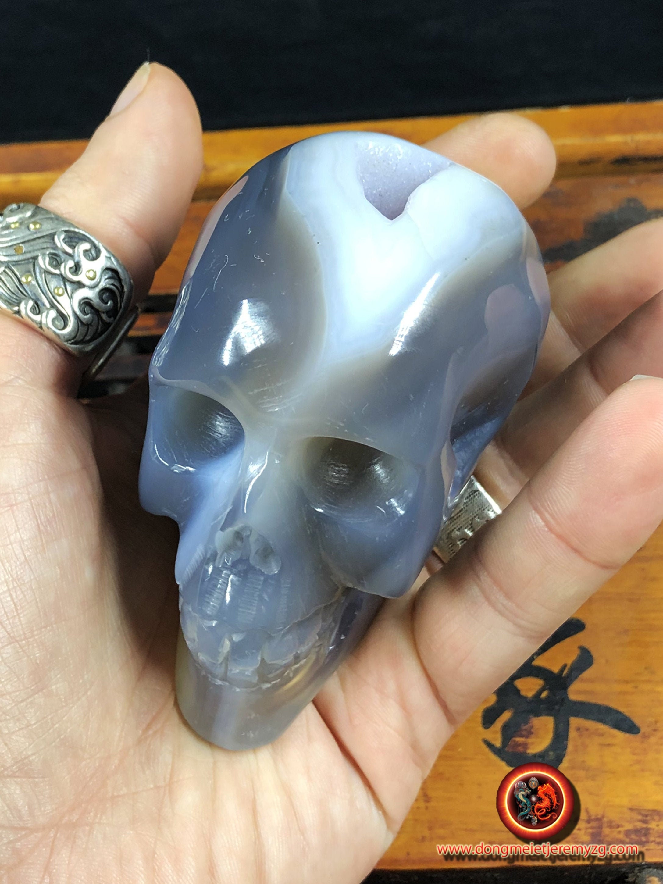 Crâne de Cristal. Crane Sculpté à La Main. Geode Quartz sur Gangue d'agate et Cristal Roche . Piece