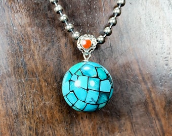 pendant, natural and expert turquoises, in mosaic. Silver 925, agate nan hong. Ethnic style. 18mm in diameter.