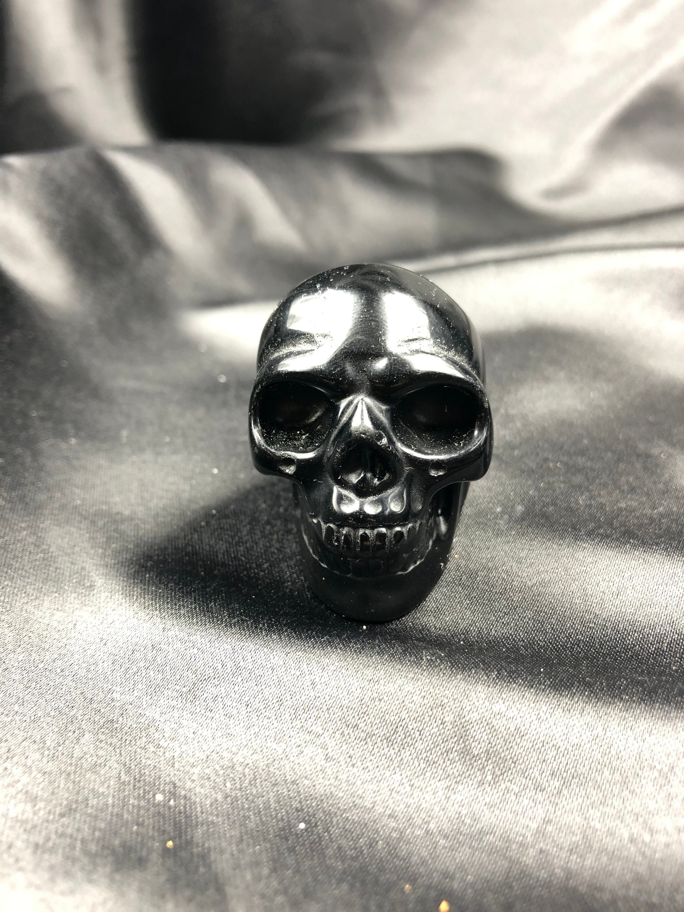 Crâne de Cristal. Crâne Sculpté A La Main Obsidienne Noire . 5cm Longueur.