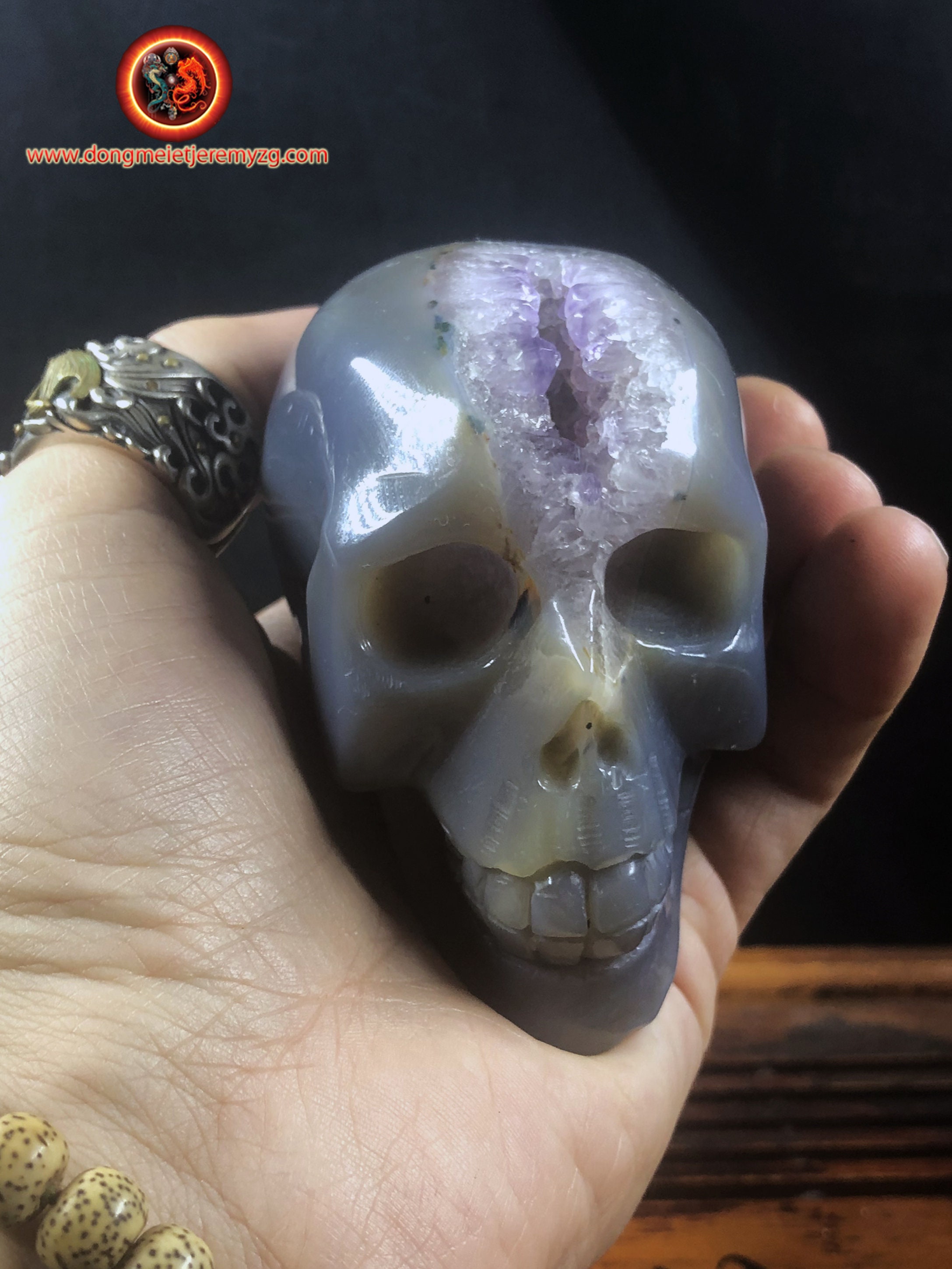 Crâne de Cristal. Crâne Sculpté à La Main. Geode d'amethyste Gangue d'agate. Pièce Unique.