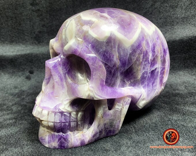 large crystal skull. Vanity. carved in natural stone. Crane in Brazilian amethyst . Unique piece. death head, Akashic meditation