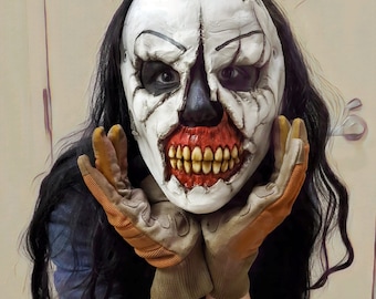 Puede incluir: Una persona con una máscara de payaso espeluznante blanca y roja con una sonrisa de dientes. La persona lleva guantes de trabajo marrones y tiene el pelo largo y negro.