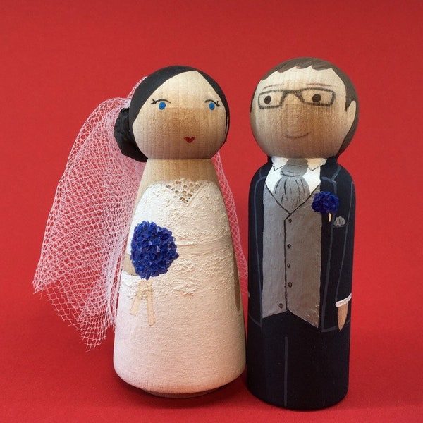 Décoration personnalisée de gâteau de mariage jeportebonheur - 2 wooden peg dolls. Wedding cake toppers. LE COUPLE - Fait en France-