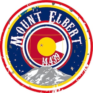Puede incluir: Una pegatina circular de estilo vintage con un aspecto desgastado. Presenta el texto "Mount Elbert" en letras blancas con una bandera del estado de Colorado roja, blanca y azul en el centro. El texto "14,439" está debajo de la bandera. La pegatina tiene un borde amarillo, rojo y blanco.