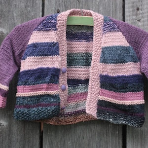lila Strickjacke handgemacht handmade handgestrickt Baby vintage 90er 90s