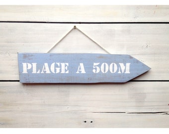 Wooden directional arrow sign for customizable wall decoration