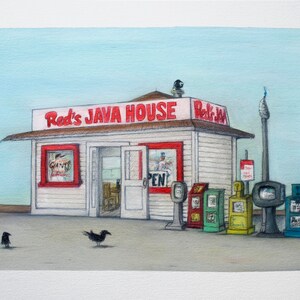 Puede incluir: Una pintura de acuarela de un edificio rojo y blanco con las palabras "Red's Java House" en la fachada. Hay varias máquinas expendedoras frente al edificio y dos pájaros negros en el suelo.