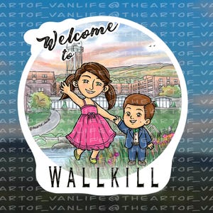 Puede incluir: Una ilustración de acuarela de un letrero de bienvenida a Wallkill con una niña y un niño frente a un edificio. La niña lleva un vestido rosa y el niño lleva un traje azul. El letrero está en un círculo con un fondo azul.