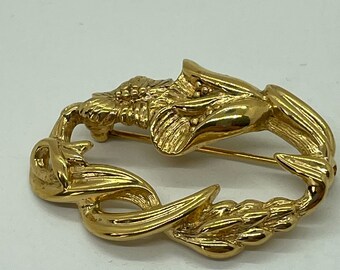 Vintage Signed MONET Gold Tone Circle Floral Brooch Pin