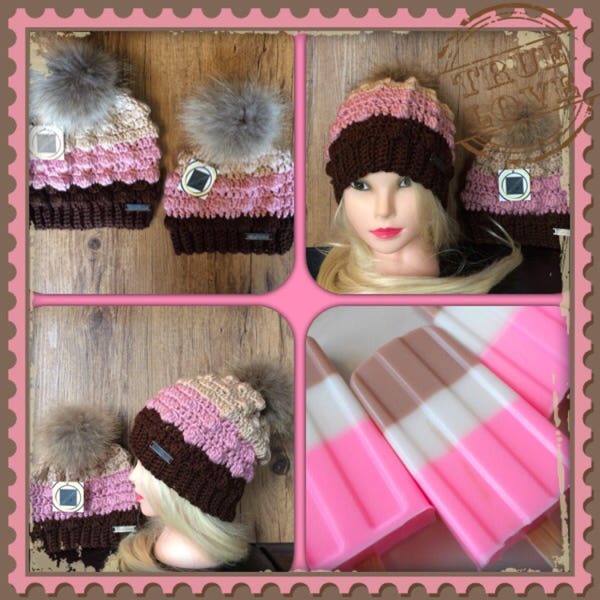 2 Tuques bonnet Mère-fille Napolitaine au crochet laine gros pompon vrai fourrure hiver beige rose brun.Hat child and mother real fur pompom