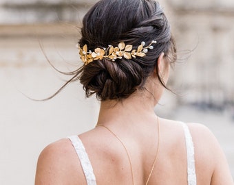 Narcissus - Natural pearl floral comb, vintage floral crown Bohemian bridal bun hairstyle, golden romantic hair accessory