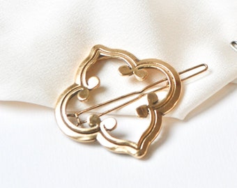 Minimalist flower bar, clover. Hair jewel, golden clips, silver ring. Fine accessory, refined, boho, shiny, simple.