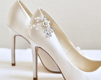 Pair of shoe clips, wedding, bridal accessories, party heels clip, white flower pearls, romantic, bridesmaids, silver
