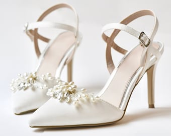 Pair of shoe clips, wedding, bridal accessories, party heels clip, white flower pearls, romantic, bridesmaids, silver