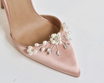 Pair of shoe clips, wedding, bridal accessories, party heels clip, white flower pearls, romantic, bridesmaids, silver