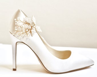 Pair of shoe clips, wedding, bridal accessories, party heel clip, flower white pearls, romantic, bridesmaids, silver