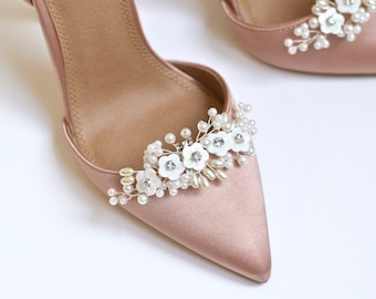 Pair of shoe clips, wedding, bridal accessories, party heel clip, flower white pearls, romantic, bridesmaids, silver