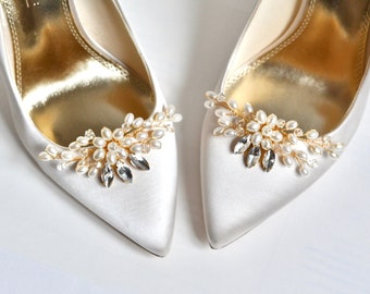 Pair of shoe clips, wedding, bridal accessories, party heels clip, white flower pearls, romantic, bridesmaids, silver