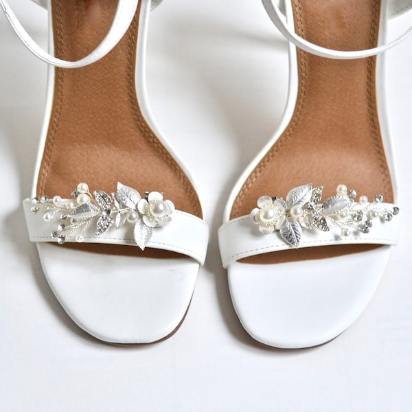 Coppia di fermagli per scarpe, matrimonio, accessori da sposa, fermaglio per tacco da festa, perle bianche di fiori, romantico, damigelle d'onore, argento