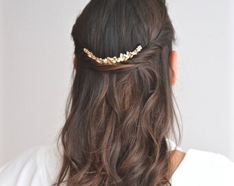 Bridal comb with golden leaves and flowers, half crown. Gold hair application, fairytale romantic boho wedding jewelry, antique and delicate.