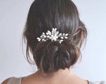 Pic à cheveux de perles et cristaux, bijou de cheveux, peigne de mariée, fleur. Style bohême, délicat, romantique. Coiffure mariée.