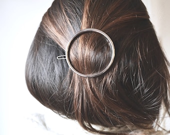 Minimalist circle barrette. Hair jewel, golden, silver clip, circular ring. Fine, refined, boho, shiny, simple accessory.