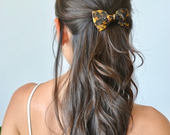 Minimalist barrette Bow tie, tortoiseshell, hair clip, fine geometric boho accessory, brown, acetate, beige, hairstyle