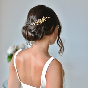 Peigne boheme, mariée, fleurs, branche, feuilles, or, dorée, couronne, accessoire, cheveux, bijou, mariage, romantique, féerique, cheveux image 3