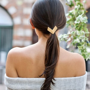 Magnificent arrow hair elastic, triangle, V, metallic gold, gold, silver, minimalist, modern, geometric. Hair accessory