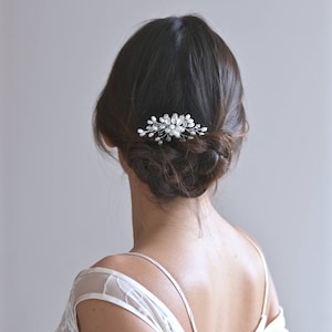 Pic à cheveux de perles et cristaux, bijou de cheveux, peigne de mariée, fleur. Style bohême, délicat, romantique. Coiffure mariée. image 4