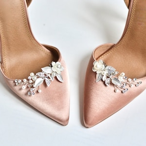 Pair of shoe clips, wedding, bridal accessories, party heels clip, white flower pearls, romantic, bridesmaids, silver
