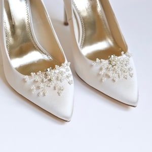 Paire de Clips chaussure, mariage, accessories mariée, pince talons fêtes, perles blanc fleur, romantique, demoiselles d'honneur, argent image 1