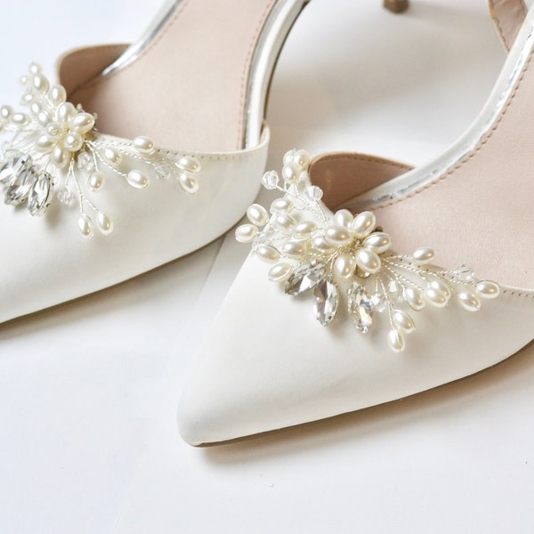 Pair of shoe clips, wedding, bridal accessories, party heels clip, white flower pearls, romantic, bridesmaids, silver