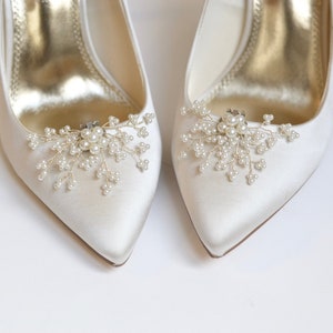 Paire de Clips chaussure, mariage, accessories mariée, pince talons fêtes, perles blanc fleur, romantique, demoiselles d'honneur, argent image 2