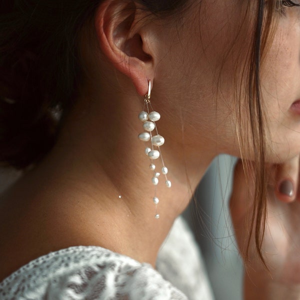 Orecchini pendenti lunghi da sposa, gioielli di perle naturali, gioielli da sposa boho, oro moderno, minimalista e romantico