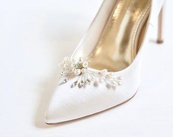 Pair of shoe clips, wedding, bridal accessories, party heels clip, white flower pearls, romantic, bridesmaids, silver