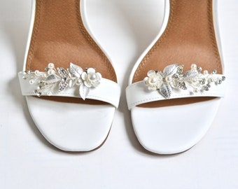 Pair of shoe clips, wedding, bridal accessories, party heel clip, flower white pearls, romantic, bridesmaids, silver